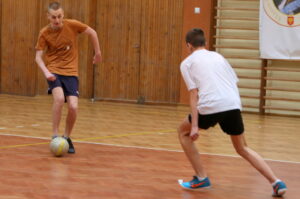 21.01.2016. XIV Ferie z Futbolem im. Adama Gołąba. Mecz Zbychu Team - Dziki Zachód 1:1 / Kamil Król / Radio Kielce