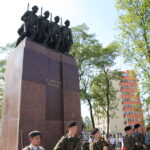 12.08.2015. 50. Marsz Szlakiem I Kompanii Kadrowej. Złożenie wieńców pod pomnikiem Czwórki Legionowej / Kamil Król / Radio Kielce