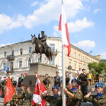 12.08.2015. 50. Marsz Szlakiem I Kompanii Kadrowej. Uroczystości przed Pomnikiem Marszałka Józefa Piłsudskiego na Placu Wolności / Kamil Król / Radio Kielce