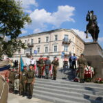 12.08.2015. 50. Marsz Szlakiem I Kompanii Kadrowej. Uroczystości przed Pomnikiem Marszałka Józefa Piłsudskiego na Placu Wolności / Kamil Król / Radio Kielce