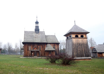 11.12.2014 Tokarnia. Muzeum Wsi Kieleckiej, w kościółku podczas konserwacji bocznych ołtarzy, odkryto pod warstwą farby polichromie. / Krzysztof Żołądek / Radio Kielce