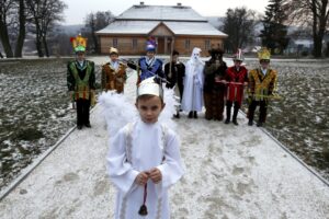 06.01.2016 Ciekoty. Wojewódzki Przegląd Zespołów Kolędniczych w Szklanym Domu. Zespół ze szkoły podstawowej w Mąchocicach Scholasterii. / Jarosław Kubalski / Radio Kielce