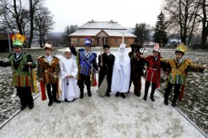 06.01.2016 Ciekoty. Wojewódzki Przegląd Zespołów Kolędniczych w Szklanym Domu. Zespół ze szkoły podstawowej w Mąchocicach Scholasterii. / Jarosław Kubalski / Radio Kielce