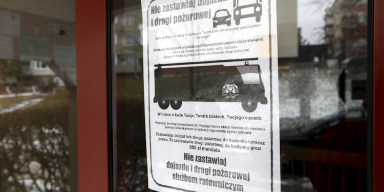 07.01.2016 Kielce. Informacja na drzwiach bloku przy ulicy Kowalczewskiego by nie zastawiać drogi pożarowej. / Jarosław Kubalski / Radio Kielce