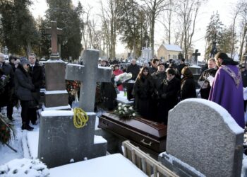 16.01.2016 Kielce.  Cmentarz Stary. Pogrzeb Andrzeja Litwina. / Jarosław Kubalski / Radio Kielce