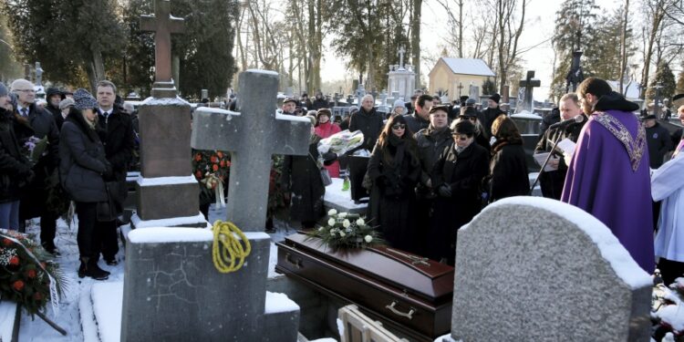 16.01.2016 Kielce.  Cmentarz Stary. Pogrzeb Andrzeja Litwina. / Jarosław Kubalski / Radio Kielce