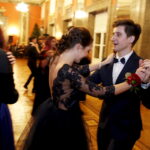 16.01.2016 Kielce. Studniówka w I Ogólnokształcącym Liceum Akademickim im. Janiny Kossakowskiej - Dębickiej w WDK. / Jarosław Kubalski / Radio Kielce