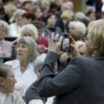 20.01.2016 Kielce. Kielecki Uniwersytet III Wieku „Ponad czasem” zainaugurował pierwszy rok akademicki. / Jarosław Kubalski / Radio Kielce