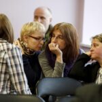 28.01.2016 Suchedniów. Sesja Rady Miasta w w Suchedniowskim Ośrodku Kultury „Kuźnica”. Rodzice po przegłosowaniu przekształcenia szkół podstawowych w mieście Suchedniów w jedną szkołę podstawową. / Jarosław Kubalski / Radio Kielce