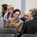 28.01.2016 Suchedniów. Sesja Rady Miasta w w Suchedniowskim Ośrodku Kultury „Kuźnica”. Rodzice po przegłosowaniu przekształcenia szkół podstawowych w mieście Suchedniów w jedną szkołę podstawową. / Jarosław Kubalski / Radio Kielce