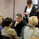 28.01.2016 Suchedniów. Sesja Rady Miasta w w Suchedniowskim Ośrodku Kultury „Kuźnica”. Rodzice po przegłosowaniu przekształcenia szkół podstawowych w mieście Suchedniów w jedną szkołę podstawową. / Jarosław Kubalski / Radio Kielce