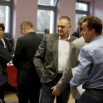 28.01.2016 Suchedniów. Sesja Rady Miasta w w Suchedniowskim Ośrodku Kultury „Kuźnica”. Rodzice po przegłosowaniu przekształcenia szkół podstawowych w mieście Suchedniów w jedną szkołę podstawową. / Jarosław Kubalski / Radio Kielce