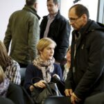 28.01.2016 Suchedniów. Sesja Rady Miasta w w Suchedniowskim Ośrodku Kultury „Kuźnica”. Rodzice po przegłosowaniu przekształcenia szkół podstawowych w mieście Suchedniów w jedną szkołę podstawową. / Jarosław Kubalski / Radio Kielce
