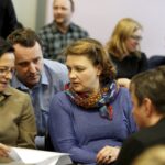 28.01.2016 Suchedniów. Sesja Rady Miasta w w Suchedniowskim Ośrodku Kultury „Kuźnica”. Rodzice po przegłosowaniu przekształcenia szkół podstawowych w mieście Suchedniów w jedną szkołę podstawową. / Jarosław Kubalski / Radio Kielce