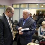 28.01.2016 Suchedniów. Sesja Rady Miasta w w Suchedniowskim Ośrodku Kultury „Kuźnica”. Rodzice po przegłosowaniu przekształcenia szkół podstawowych w mieście Suchedniów w jedną szkołę podstawową. / Radio Kielce