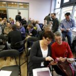 28.01.2016 Suchedniów. Sesja Rady Miasta w w Suchedniowskim Ośrodku Kultury „Kuźnica”. Rodzice po przegłosowaniu przekształcenia szkół podstawowych w mieście Suchedniów w jedną szkołę podstawową. / Jarosław Kubalski / Radio Kielce