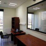 29.01.2016 Jędrzejów. Otwarcie nowego budynku prokuratury rejonowej przy ulicy Marszałka Piłsudskiego. Pokój przesłuchań z weneckim lustrem. / Jarosław Kubalski / Radio Kielce