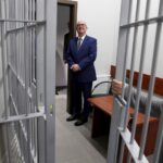 29.01.2016 Jędrzejów. Otwarcie nowego budynku prokuratury rejonowej przy ulicy Marszałka Piłsudskiego. Pokój zatrzymań i prokurator generalny Andrzej Seremet. / Jarosław Kubalski / Radio Kielce