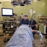 30.01.2016 Kielce. Operacja zmniejszenia żołądka u pacjenta w Szpitalu Zespolonym pod kierownictwem profesora Tomasza Roguli. Anestezjolog wybudza pacjenta. / Jarosław Kubalski / Radio Kielce