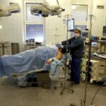 30.01.2016 Kielce. Operacja zmniejszenia żołądka u pacjenta w Szpitalu Zespolonym pod kierownictwem profesora Tomasza Roguli. Anestezjolog wybudza pacjenta. / Jarosław Kubalski / Radio Kielce