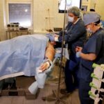 30.01.2016 Kielce. Operacja zmniejszenia żołądka u pacjenta w Szpitalu Zespolonym pod kierownictwem profesora Tomasza Roguli. Anestezjolog wybudza pacjenta. / Jarosław Kubalski / Radio Kielce