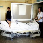 30.01.2016 Kielce. Operacja zmniejszenia żołądka u pacjenta w Szpitalu Zespolonym pod kierownictwem profesora Tomasza Roguli. Pacjent wyjeżdża z bloku operacyjnego. / Jarosław Kubalski / Radio Kielce