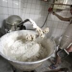 31.01.2016 Kielce. Piekarnia Piekiełko. Wypiek chleba. / Jarosław Kubalski / Radio Kielce