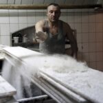 31.01.2016 Kielce. Piekarnia Piekiełko. Wypiek chleba. / Jarosław Kubalski / Radio Kielce