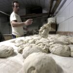 31.01.2016 Kielce. Piekarnia Piekiełko. Wypiek chleba. / Jarosław Kubalski / Radio Kielce