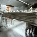 31.01.2016 Kielce. Piekarnia Piekiełko. Wypiek chleba. / Jarosław Kubalski / Radio Kielce