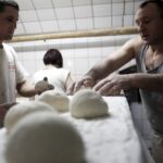 31.01.2016 Kielce. Piekarnia Piekiełko. Wypiek chleba. / Jarosław Kubalski / Radio Kielce