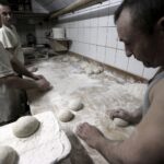 31.01.2016 Kielce. Piekarnia Piekiełko. Wypiek chleba. / Jarosław Kubalski / Radio Kielce