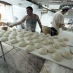 31.01.2016 Kielce. Piekarnia Piekiełko. Wypiek chleba. / Jarosław Kubalski / Radio Kielce