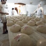 31.01.2016 Kielce. Piekarnia Piekiełko. Wypiek chleba. / Jarosław Kubalski / Radio Kielce