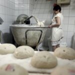 31.01.2016 Kielce. Piekarnia Piekiełko. Wypiek chleba. / Jarosław Kubalski / Radio Kielce