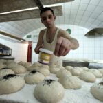 31.01.2016 Kielce. Piekarnia Piekiełko. Wypiek chleba. / Jarosław Kubalski / Radio Kielce