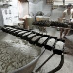 31.01.2016 Kielce. Piekarnia Piekiełko. Wypiek chleba. / Jarosław Kubalski / Radio Kielce