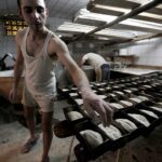 31.01.2016 Kielce. Piekarnia Piekiełko. Wypiek chleba. / Jarosław Kubalski / Radio Kielce