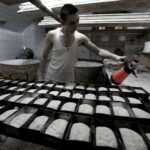 31.01.2016 Kielce. Piekarnia Piekiełko. Wypiek chleba. / Jarosław Kubalski / Radio Kielce