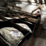 31.01.2016 Kielce. Piekarnia Piekiełko. Wypiek chleba. / Jarosław Kubalski / Radio Kielce