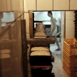 31.01.2016 Kielce. Piekarnia Piekiełko. Wypiek chleba. / Jarosław Kubalski / Radio Kielce