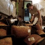 31.01.2016 Kielce. Piekarnia Piekiełko. Wypiek chleba. / Jarosław Kubalski / Radio Kielce