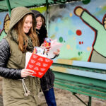 10.1.2016 Kielce. WOŚP gra w całych Kielcach. Natalia i Sandra kwestowały w okolicach ulicy Ściegiennego. / Wojciech Habdas / Radio Kielce