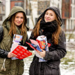 10.1.2016 Kielce. WOŚP gra w całych Kielcach. Natalia i Sandra kwestowały w okolicach ulicy Ściegiennego. / Wojciech Habdas / Radio Kielce