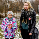 10.1.2016 Kielce. WOŚP gra w całych Kielcach. Julia i Zuzia także wybrały okolicę Ściegiennego. / Wojciech Habdas / Radio Kielce