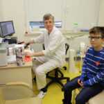 10.1.2016 Kielce. Wielka Orkiestra Świątecznej Pomocy grała dziś m.in. w Wojewódzkim Szpitalu Zespolonym w Kielcach. Zorganizowano tam "białą niedzielę", czyli bezpłatne badania specjalistyczne. / Wojciech Habdas / Radio Kielce