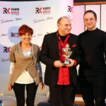 20.2.2015 Kielce. Studio Gram. Włodek Pawlik spotkał się ze słuchaczami Radia Kielce. Wręczenie Specjalnego Mikrofonu Grand Prix - nagrody Radia Kielce. / Wojciech Habdas / Radio Kielce