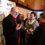 20.2.2015 Kielce. Studio Gram. Włodek Pawlik spotkał się ze słuchaczami Radia Kielce. Nasz gość długo po zakończeniu programu rozdawał autografy. / Wojciech Habdas / Radio Kielce