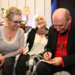 20.2.2015 Kielce. Studio Gram. Włodek Pawlik spotkał się ze słuchaczami Radia Kielce. Nasz gość długo po zakończeniu programu rozdawał autografy. / Wojciech Habdas / Radio Kielce