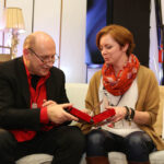 20.2.2015 Kielce. Studio Gram. Włodek Pawlik spotkał się ze słuchaczami Radia Kielce. Nasz gość długo po zakończeniu programu rozdawał autografy. / Wojciech Habdas / Radio Kielce